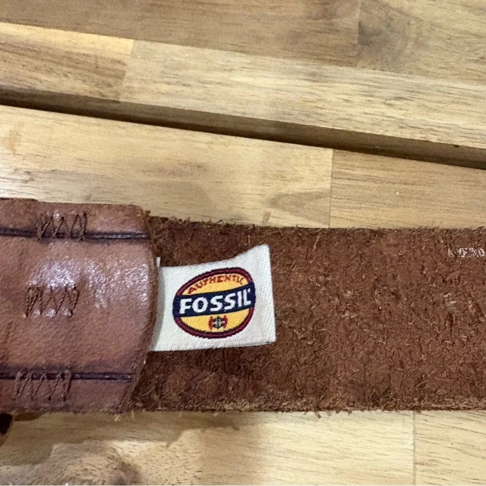 Vintage Fossil Full-Grain Leather Belt with Stitched Detailing and Brass Buckle